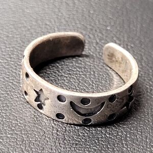 Shube Silver Toe Ring with Star and Moon Cutouts